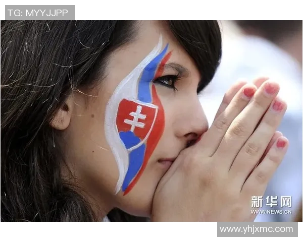 足球明星与美女粉丝亲密互动瞬间引发热议球迷们纷纷围观热情不减